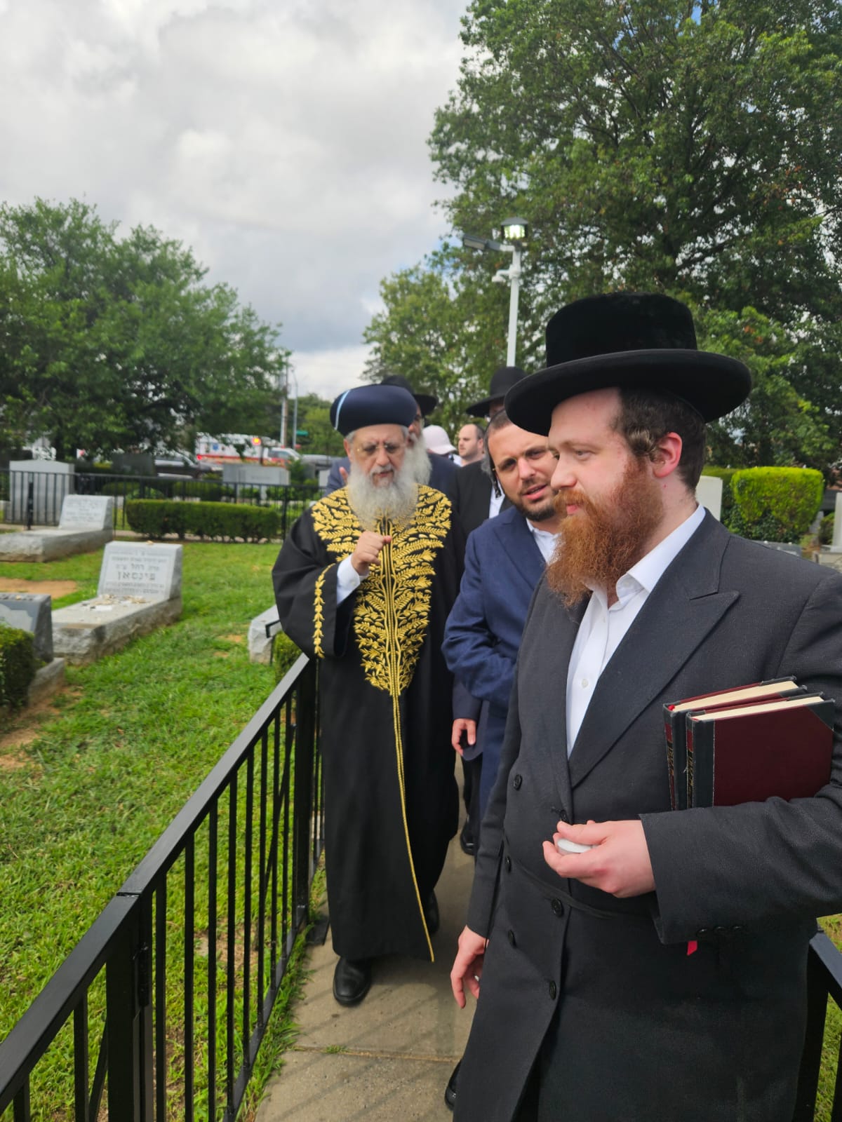 הראשל"צ הגר"ד יוסף בתפילה באוהל חב"ד