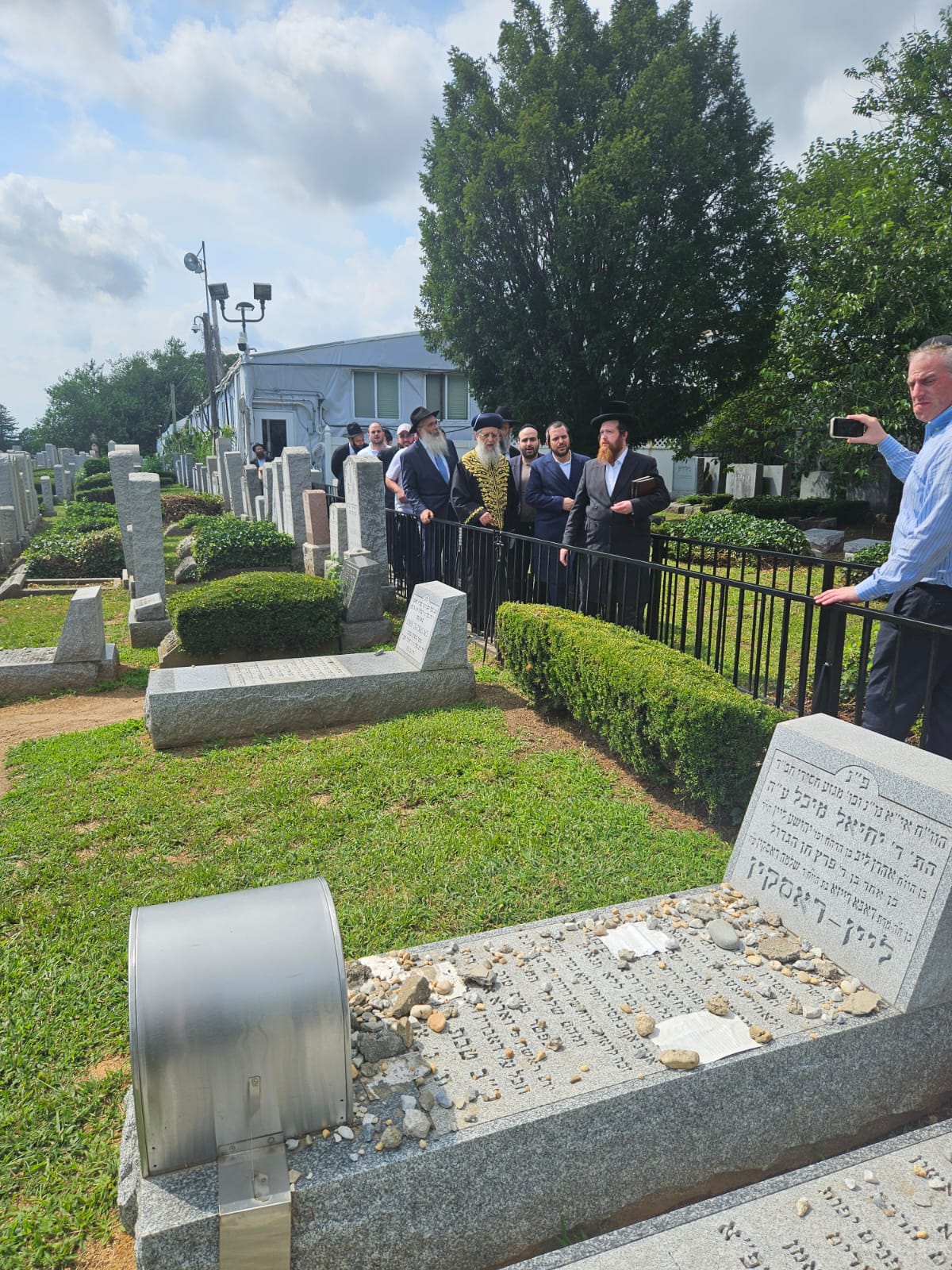 הראשל"צ הגר"ד יוסף בתפילה באוהל חב"ד