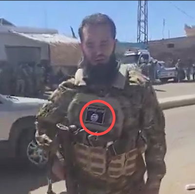 לוחם צבא סוריה משתייך לדיוויזיה 82, עם פאוץ' של דאעש