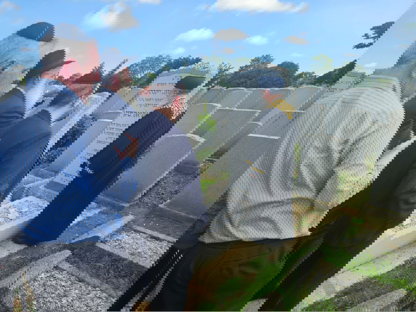 הראשל"צ הגר"ד יוסף בתפילה בבית העלמין בקויינס