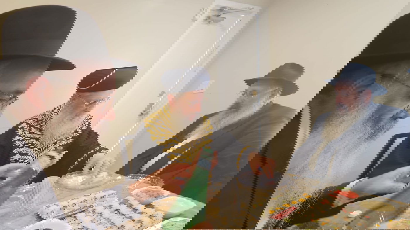 הראשל"צ הגר"ד יוסף עם שליחי חב"ד במקום