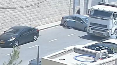 תיעוד מפחיד: נהג משאית סמי-טריילר נמלט, פוגע ברכבים ופוצע ילדה