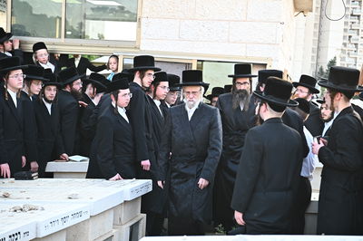 האדמו"ר מסערט ויז'ניץ בתפילה באוהל בית ויז'ניץ בבני ברק