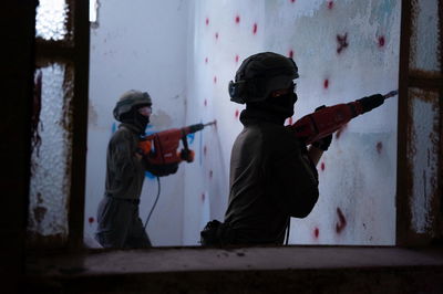 אויבים מבפנים ומבחוץ: הורסים בתי מחבלים ביו"ש - ומחסלים אחרים בעזה 