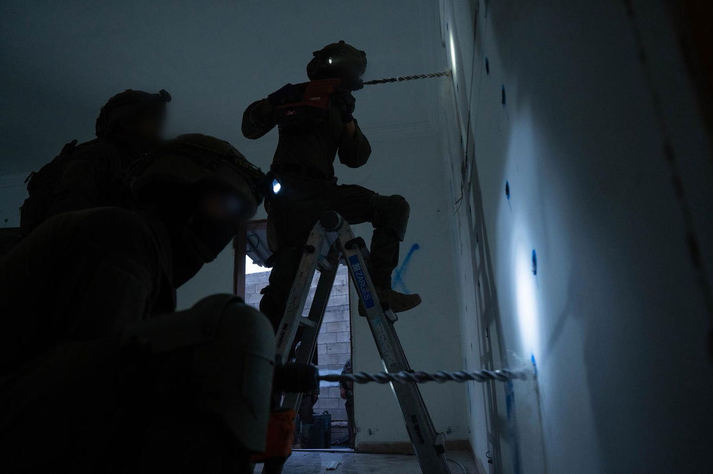 אויבים מבפנים ומבחוץ: הורסים בתי מחבלים ביו"ש - ומחסלים אחרים בעזה 