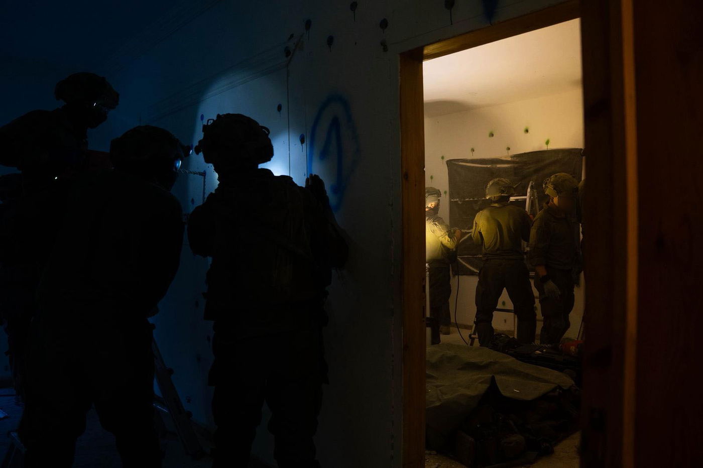 אויבים מבפנים ומבחוץ: הורסים בתי מחבלים ביו"ש - ומחסלים אחרים בעזה 