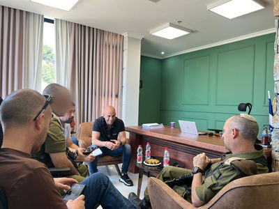 הפגישה של מפק אוגדה 210, עם ראשי הרשויות