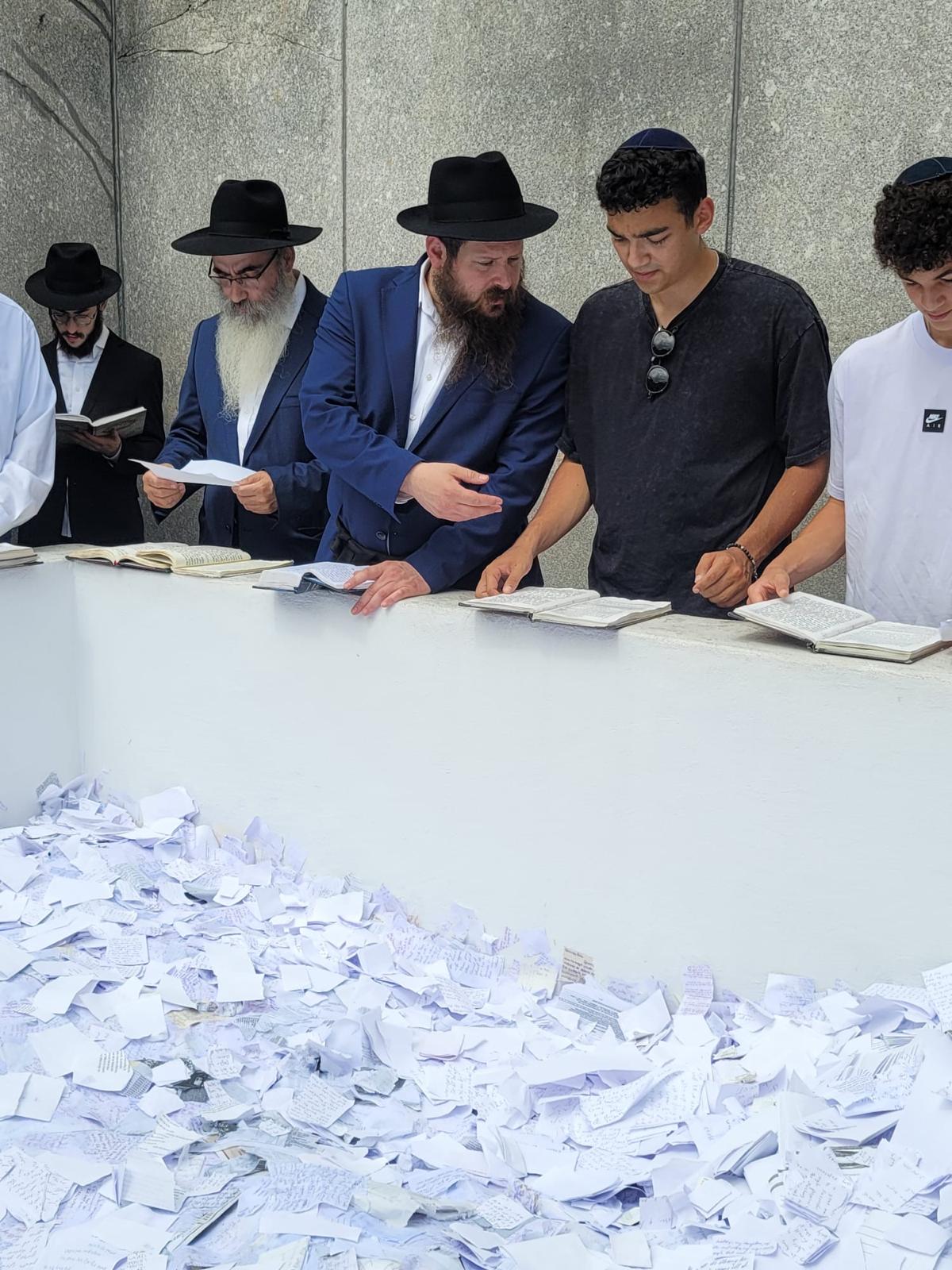 אלכסנדר נושא תפילה בציון הרבי מליובאוויטש