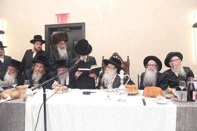 האדמו"ר מצאנז קלויזנבורג בשמחת הבר מצוה לנין אביו האדמו"ר זצ"ל