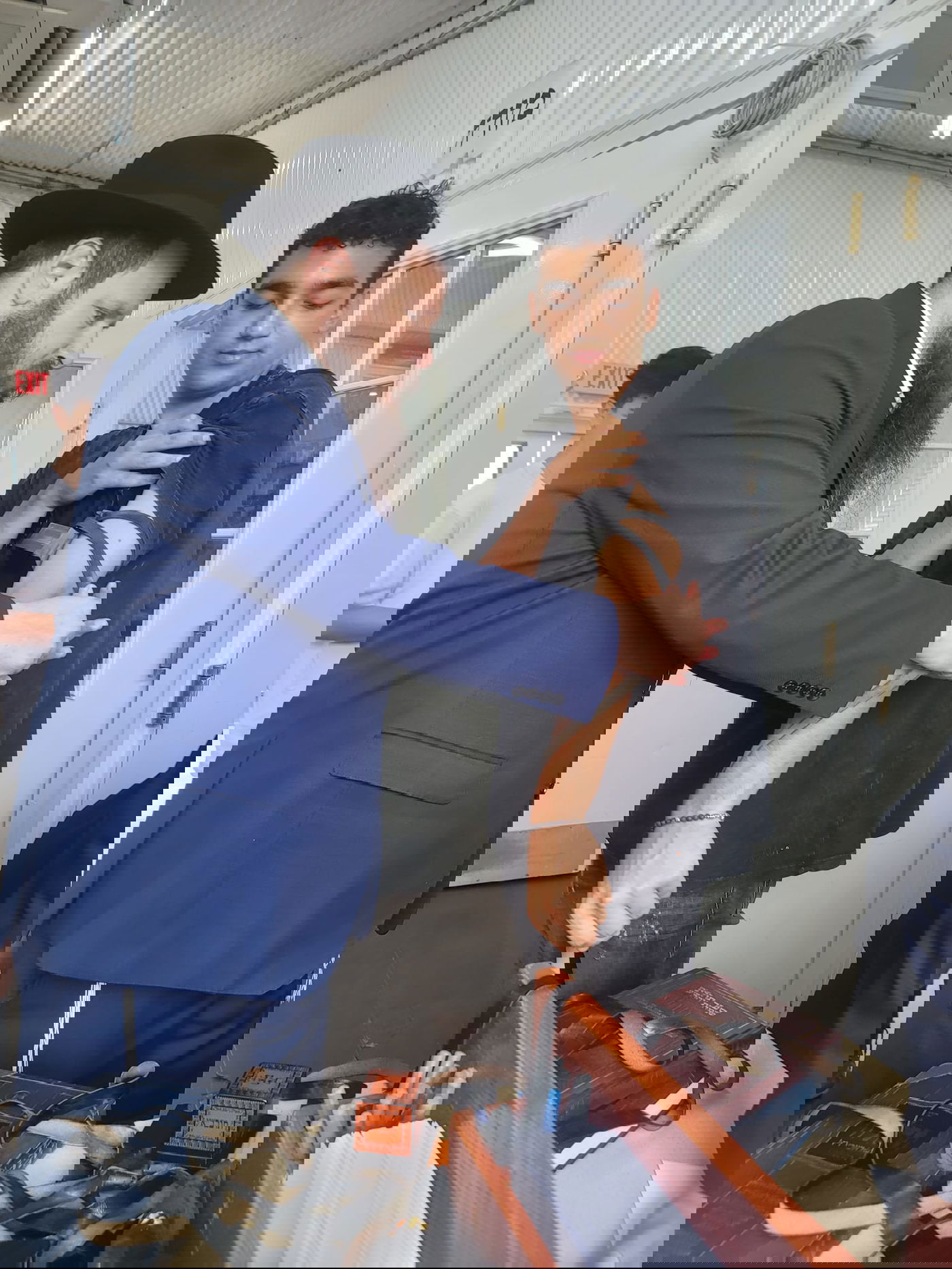 מניח תפילין לפני כניסתו לציון