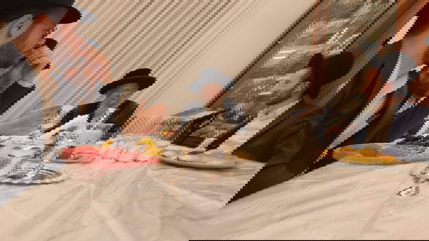 האדמו״ר מפינסק קרלין בביקור אצל יוסי ערבליך