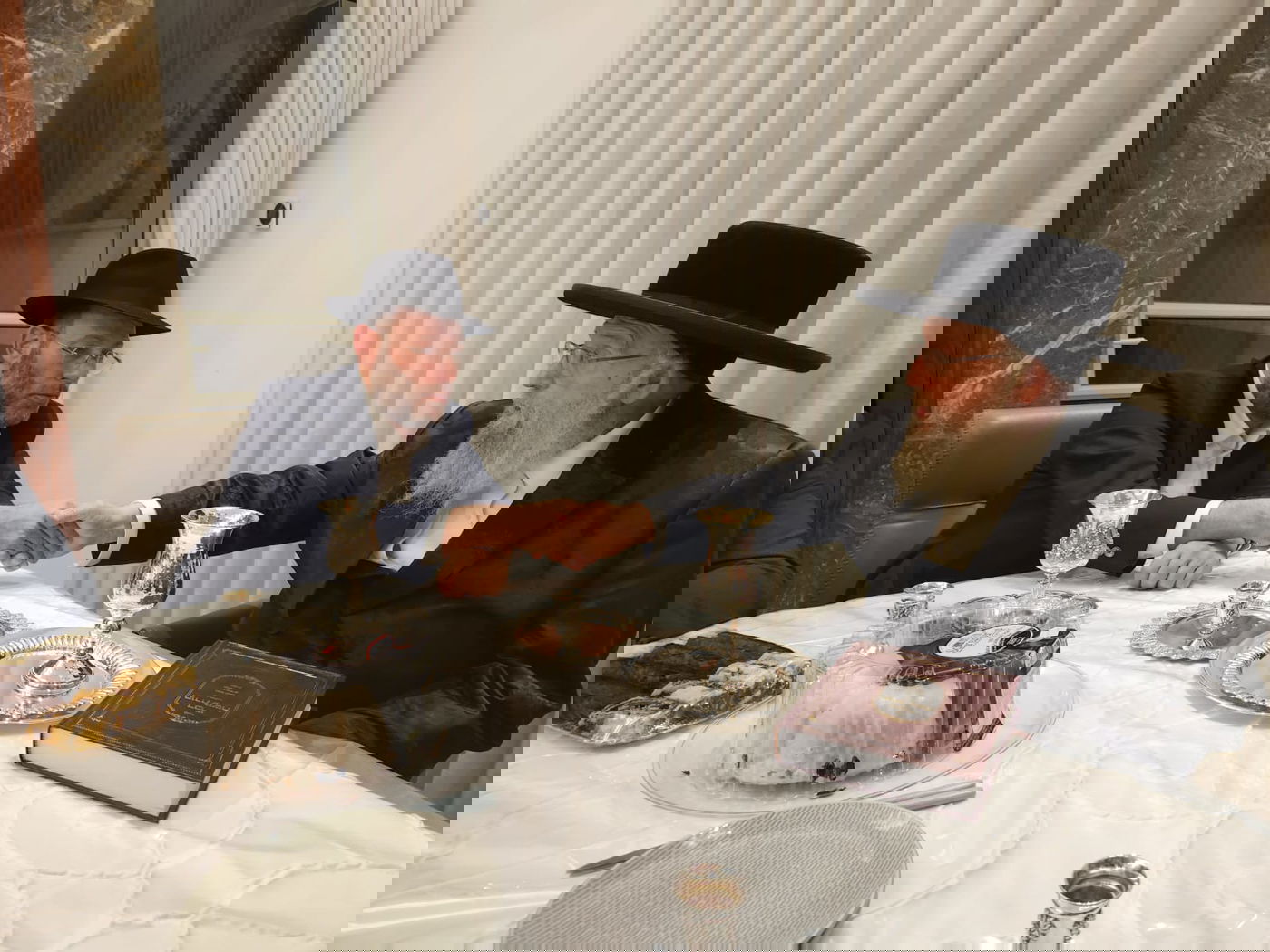 האדמו״ר מפינסק קרלין בביקור אצל יוסי ערבליך