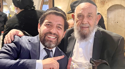 רב מרדכי חסידים עם אביו
