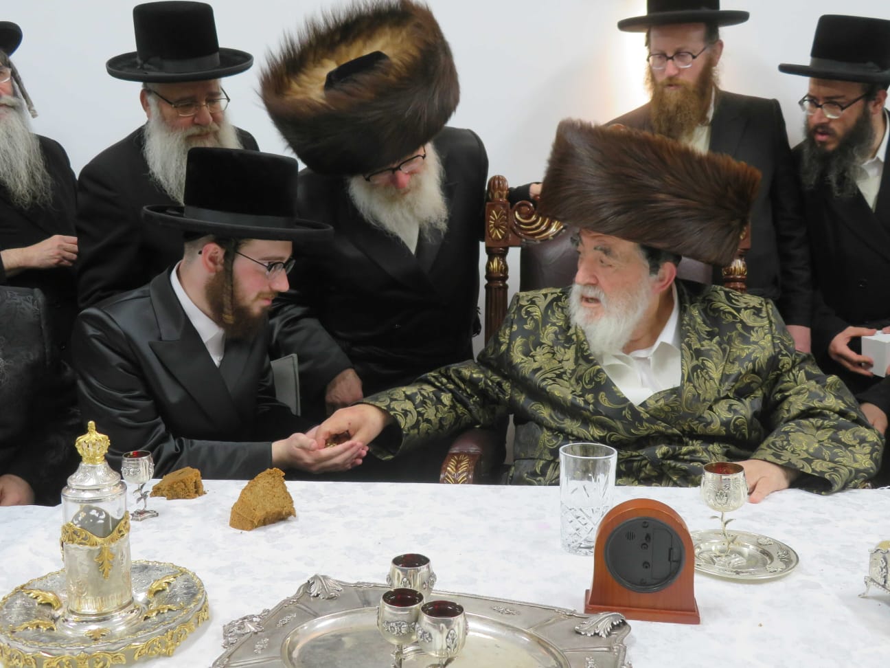 האדמו"ר מויז'ניץ מעניק שעון זהב לחתן