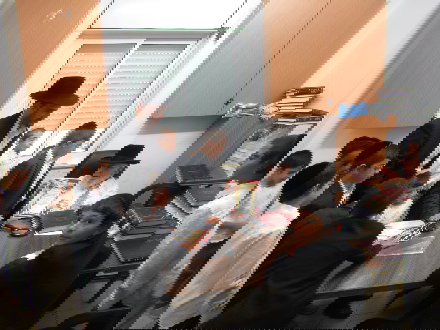 תלמידי 'חניכי התורה - תורת יהושע' אצל הגר"י אזרחי