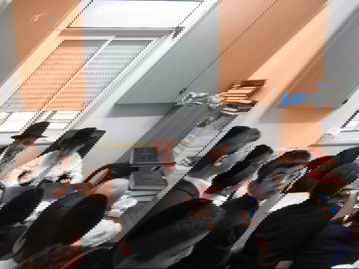 תלמידי 'חניכי התורה - תורת יהושע' אצל הגר"י אזרחי