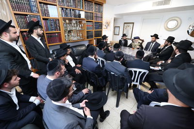 אברכי כולל 'דעת קנית' במעונו של הראשל"צ הגר"י יוסף