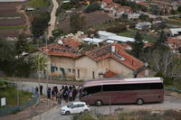 מטיילים במטולה סמוך לגבול לבנון 