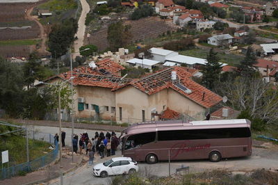 מטיילים במטולה סמוך לגבול לבנון 