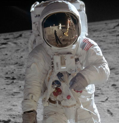 אולדרין הולך על פני הירח במשימת אפולו 11