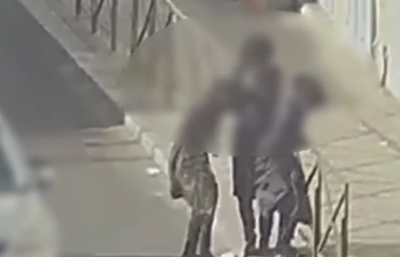 בדרך לכותל: ערבי השליך כוס קפה רותח על החסידים ונעצר | צפו בתיעוד