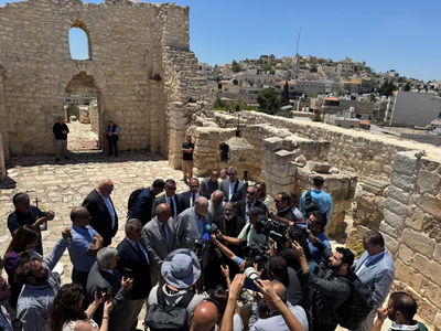 השגריר האקבי ביקר בכפר הפלסטיני טייבה - ושיגר גינוי חריף 