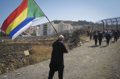 תושבים דרוזים מפגינים ליד גדר הגבול עם סוריה