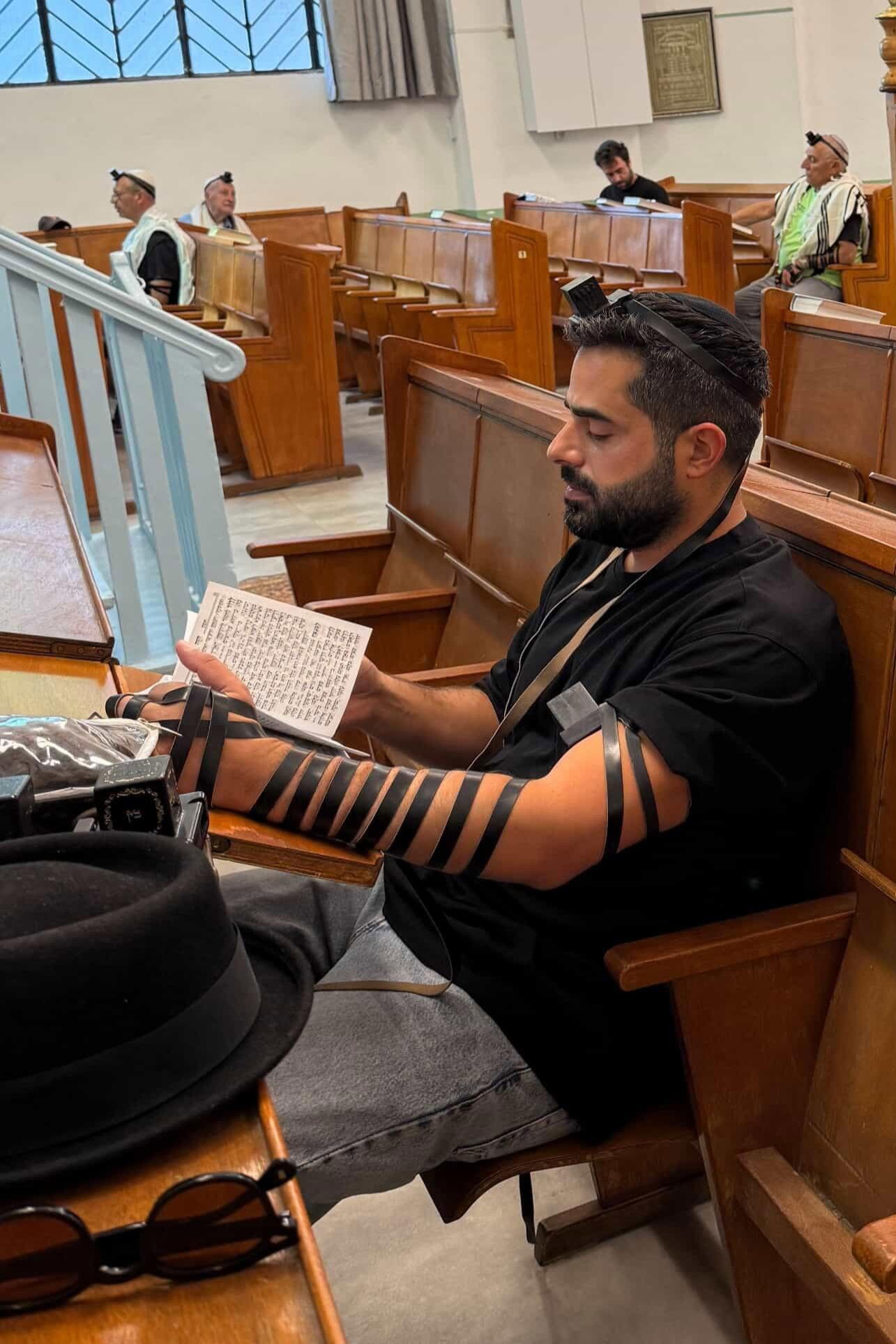 משה כורסיה מתפלל במניין