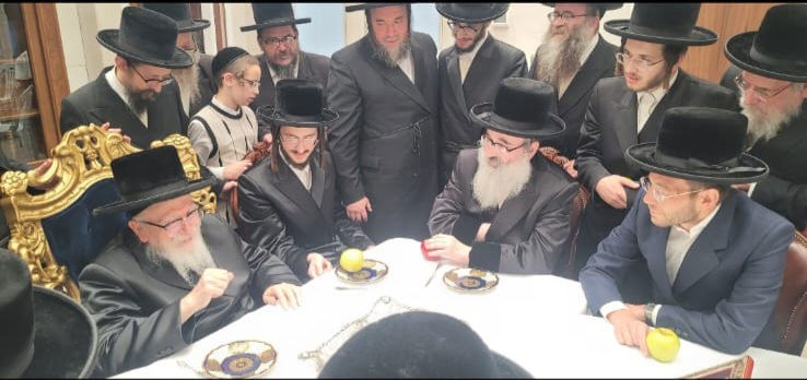 האדמו"ר מסקווירא על הכסא המשופץ עם חזרתו למעונו