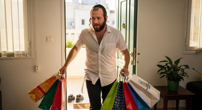 אדם שב הביתה מהחום בחוץ