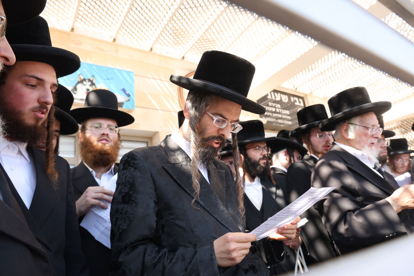 האדמו"ר מזוועהיל בתפילה ביהוד