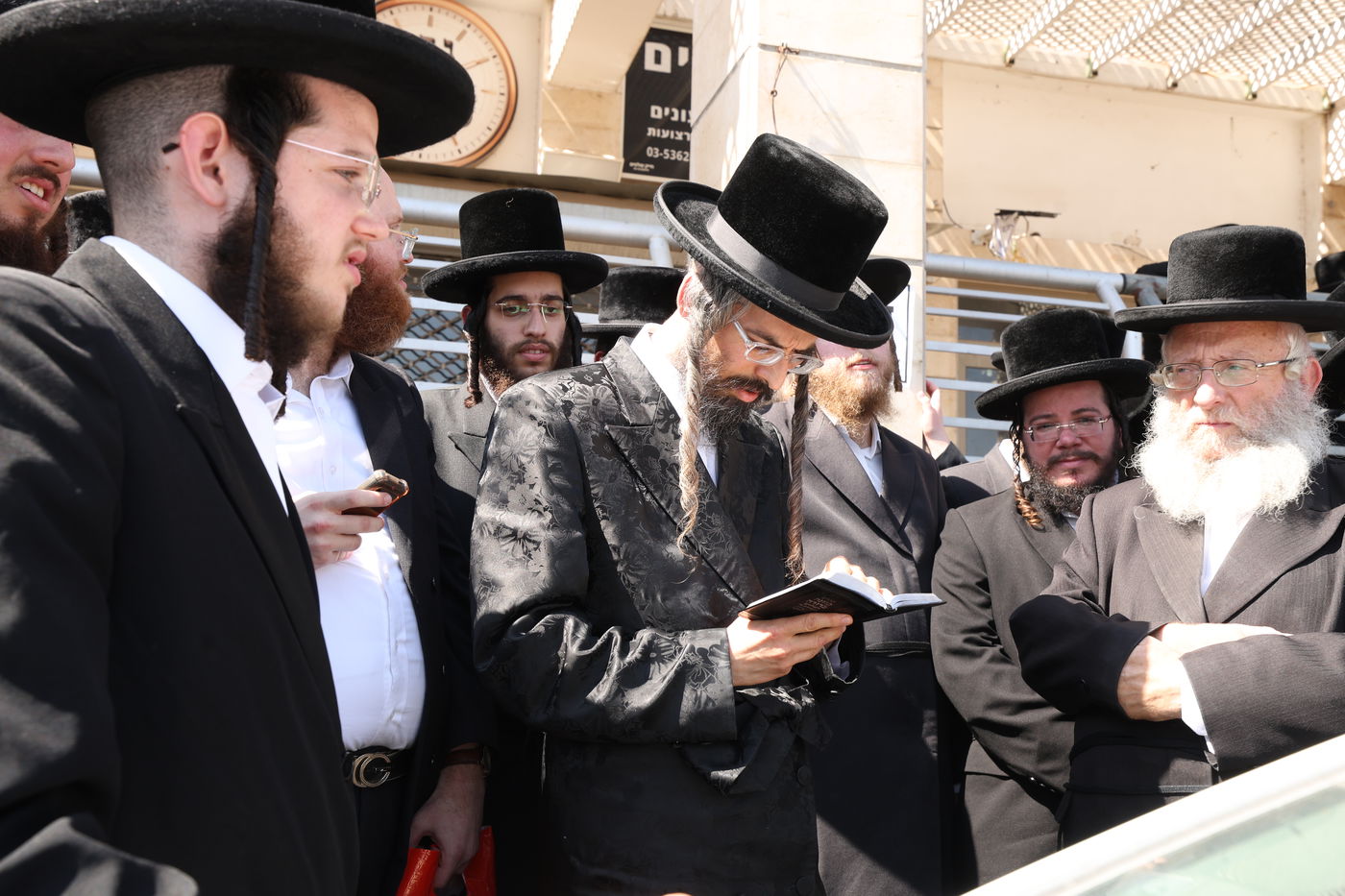 האדמו"ר מזוועהיל בתפילה ביהוד