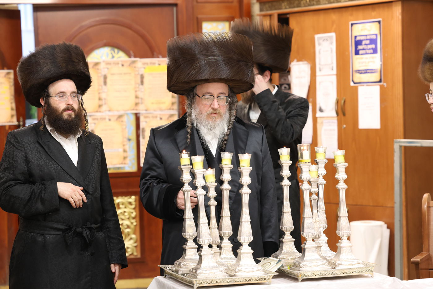 האדמו"ר מביאלה ב"ב בהדלקת נרות ערב שבת