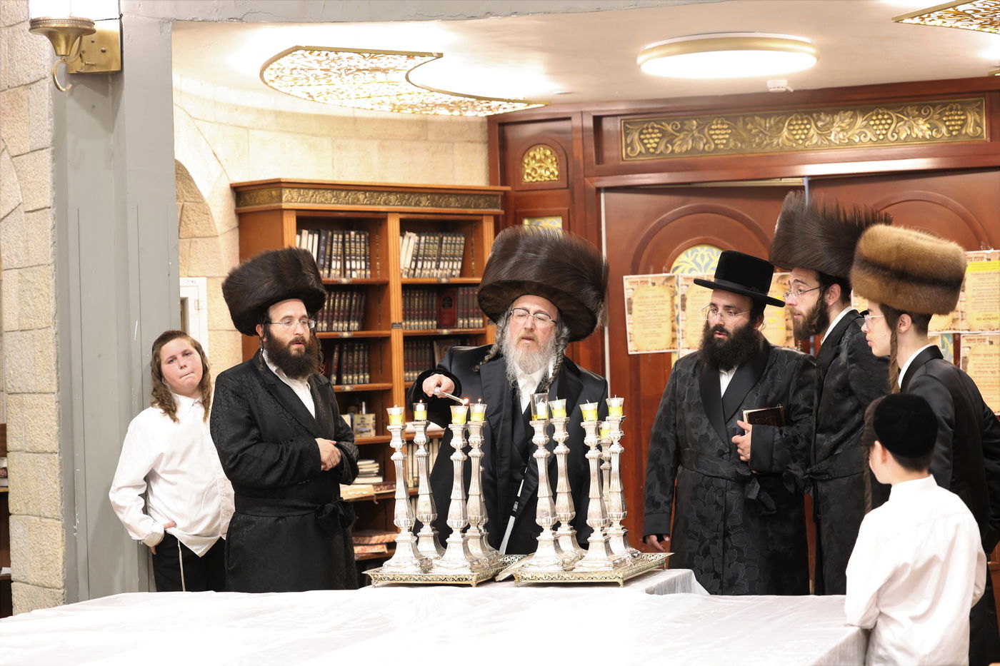 האדמו"ר מביאלה ב"ב בהדלקת נרות ערב שבת