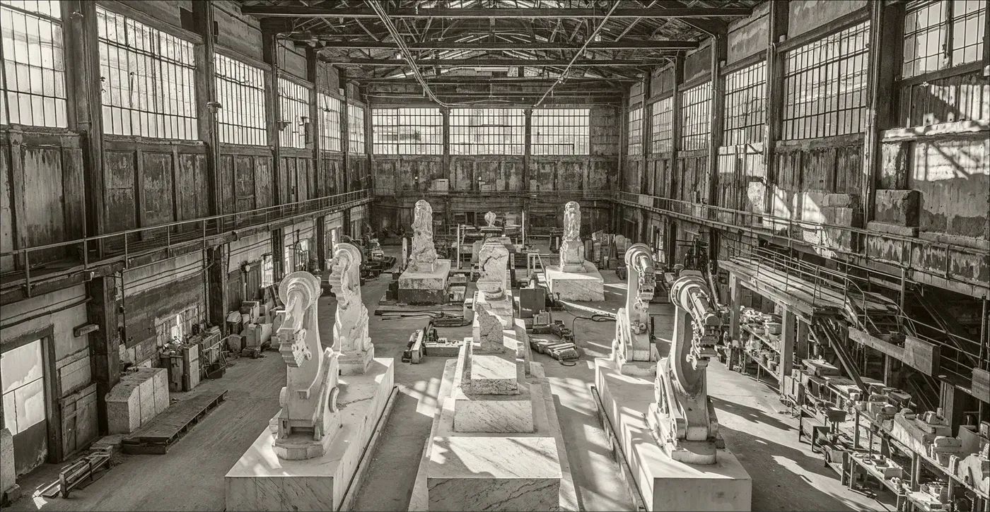 המפעל עם הזרועות הרובוטיות