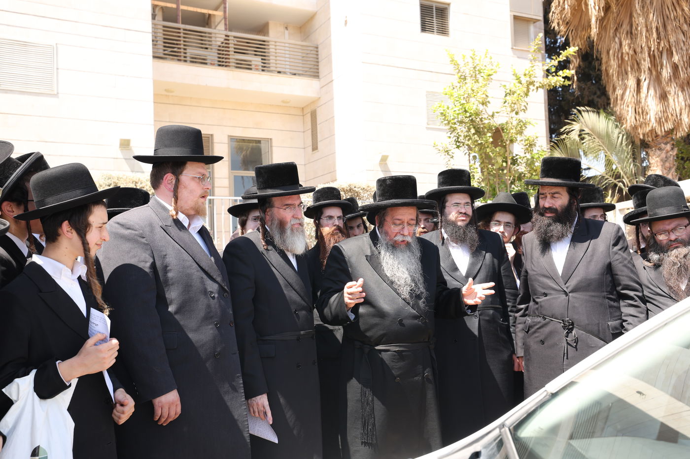 האדמו"ר משבט הלוי בתפילה ביהוד