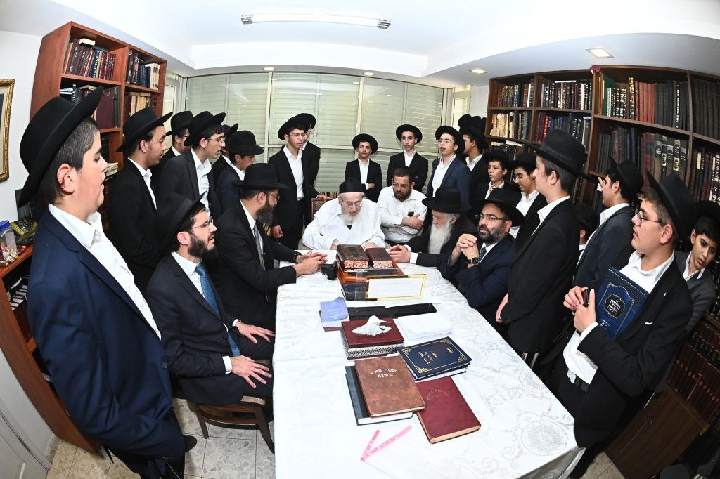 תלמידי ת"ת 'סוכת דוד' במעונו של ראש הישיבה הגרמ"צ ברגמן