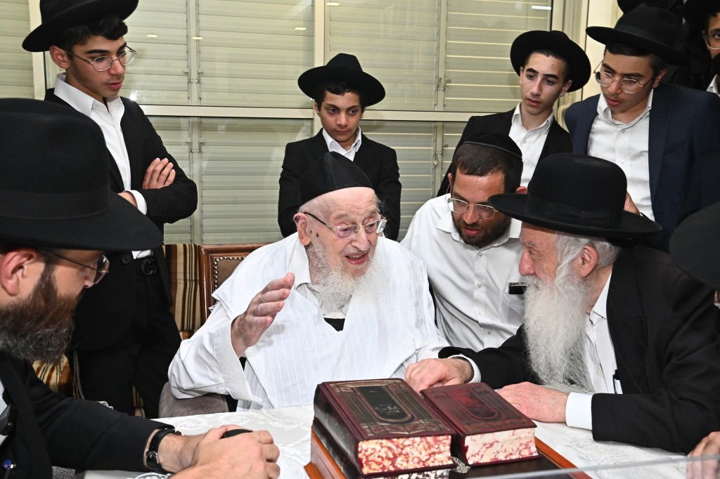 תלמידי ת"ת 'סוכת דוד' במעונו של ראש הישיבה הגרמ"צ ברגמן