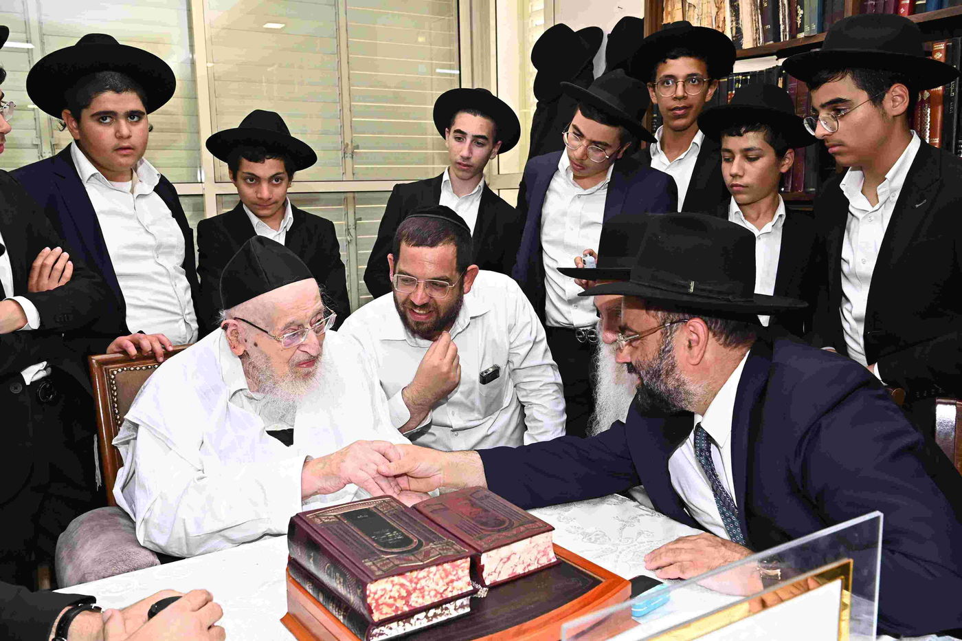 תלמידי ת"ת 'סוכת דוד' במעונו של ראש הישיבה הגרמ"צ ברגמן