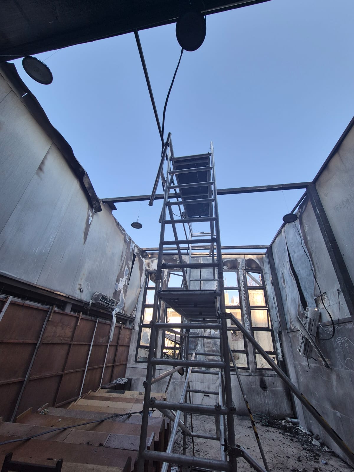 מראות זוועה מבית הכנסת השרוף