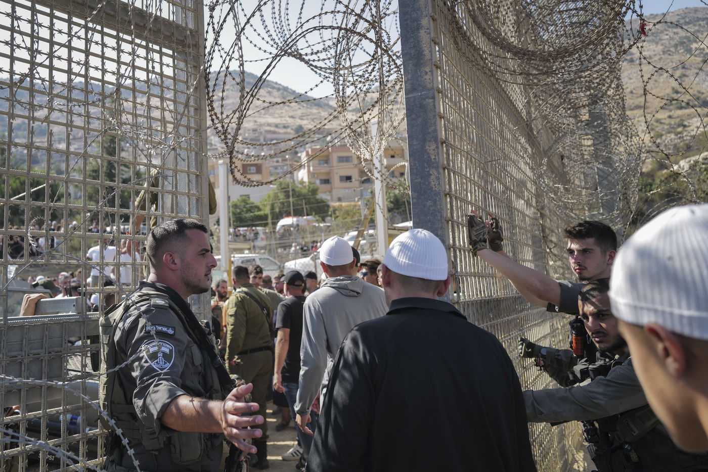 תושבים דרוזים מפגינים ליד גדר הגבול עם סוריה