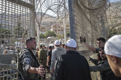 תושבים דרוזים מפגינים ליד גדר הגבול עם סוריה