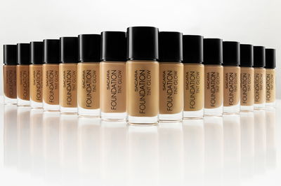 הקולקציה כוללת 15 גוונים של מיקאפ טינט GLOW, 15 גוונים של מייקאפ MATTE ו-12 קונסילרים