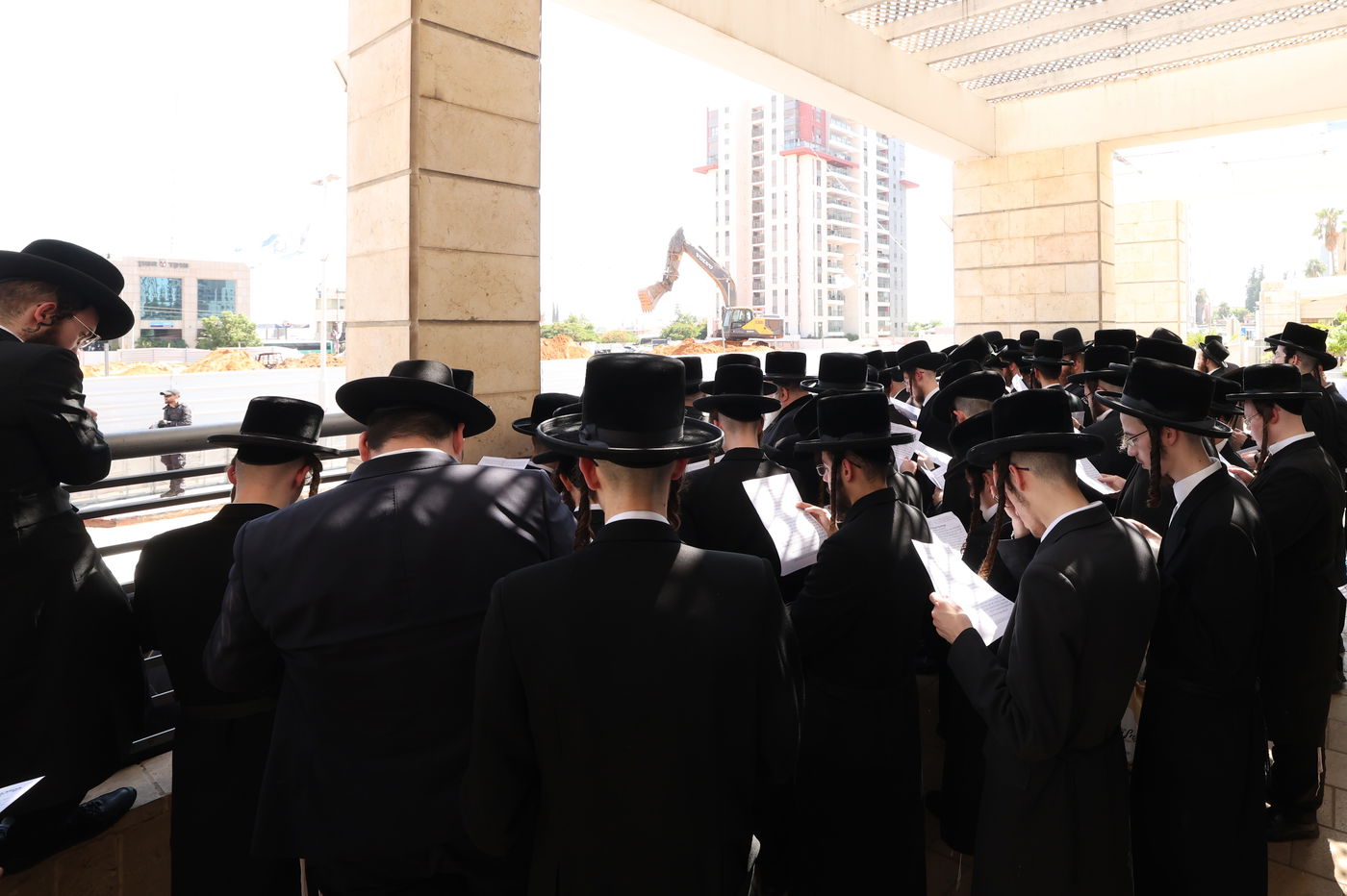 האדמו"ר מנדבורנה בתפילה ביהוד