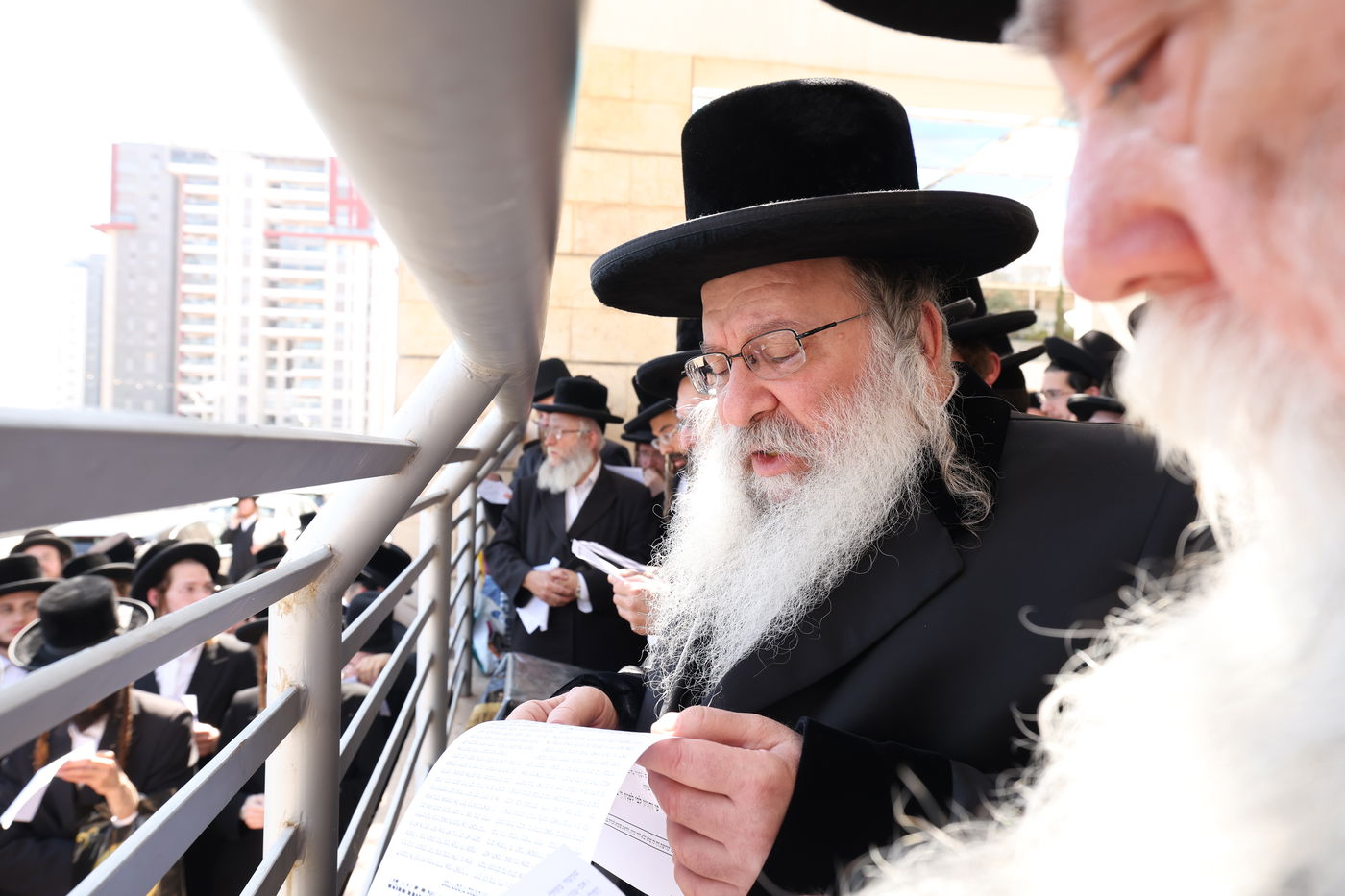 האדמו"ר מנדבורנה בתפילה ביהוד