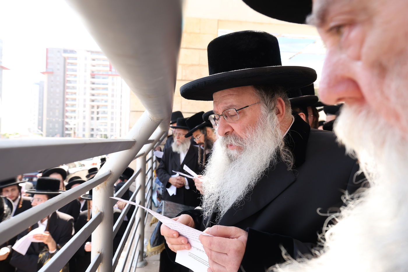 האדמו"ר מנדבורנה בתפילה ביהוד