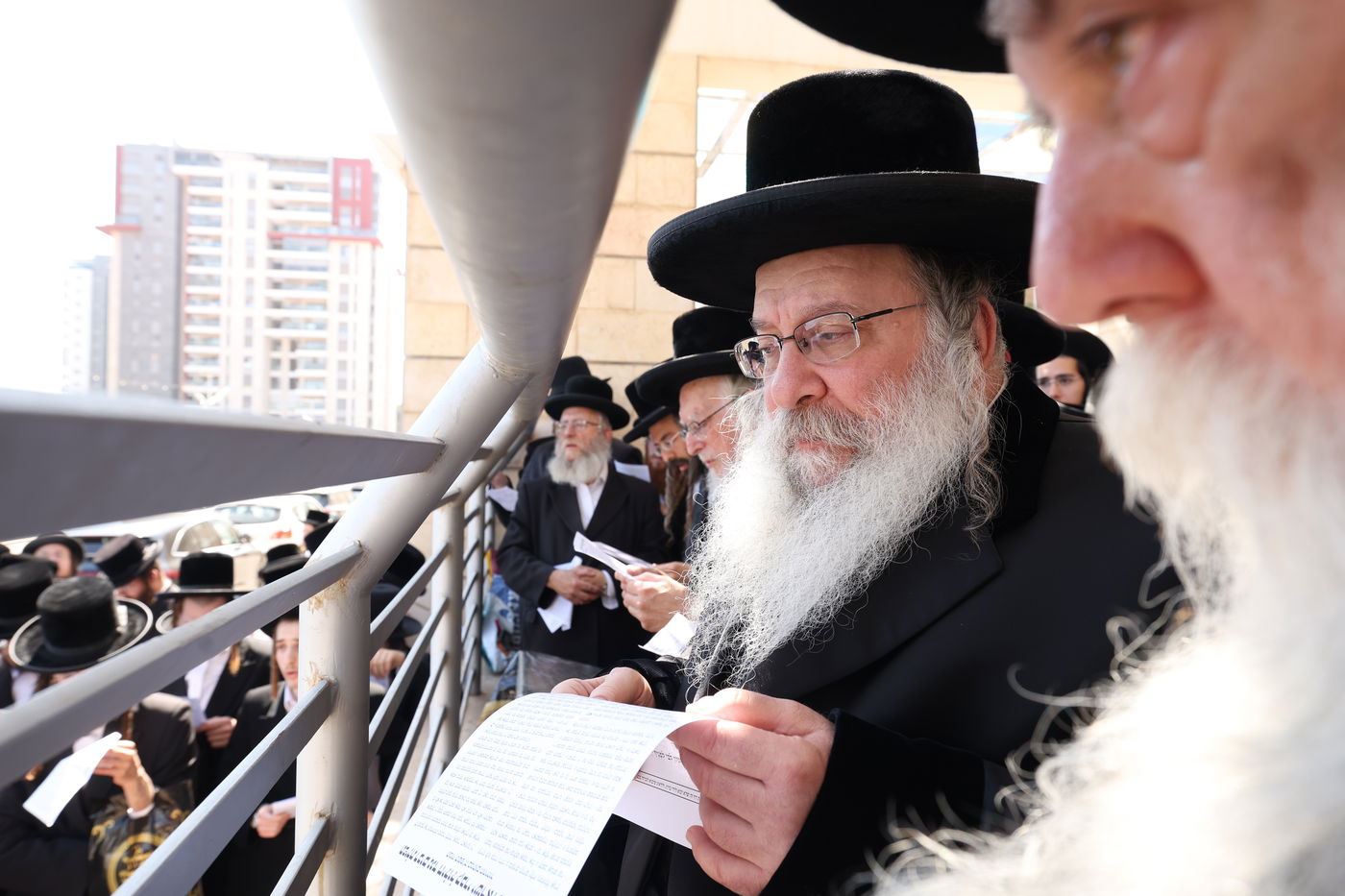 האדמו"ר מנדבורנה בתפילה ביהוד