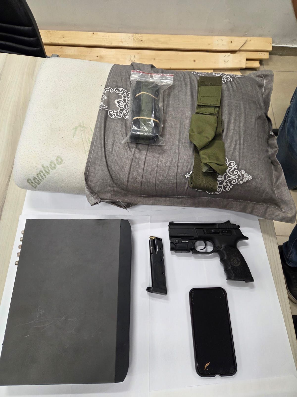 האקדח שנתפס על ידי השוטרים לצד הכרית