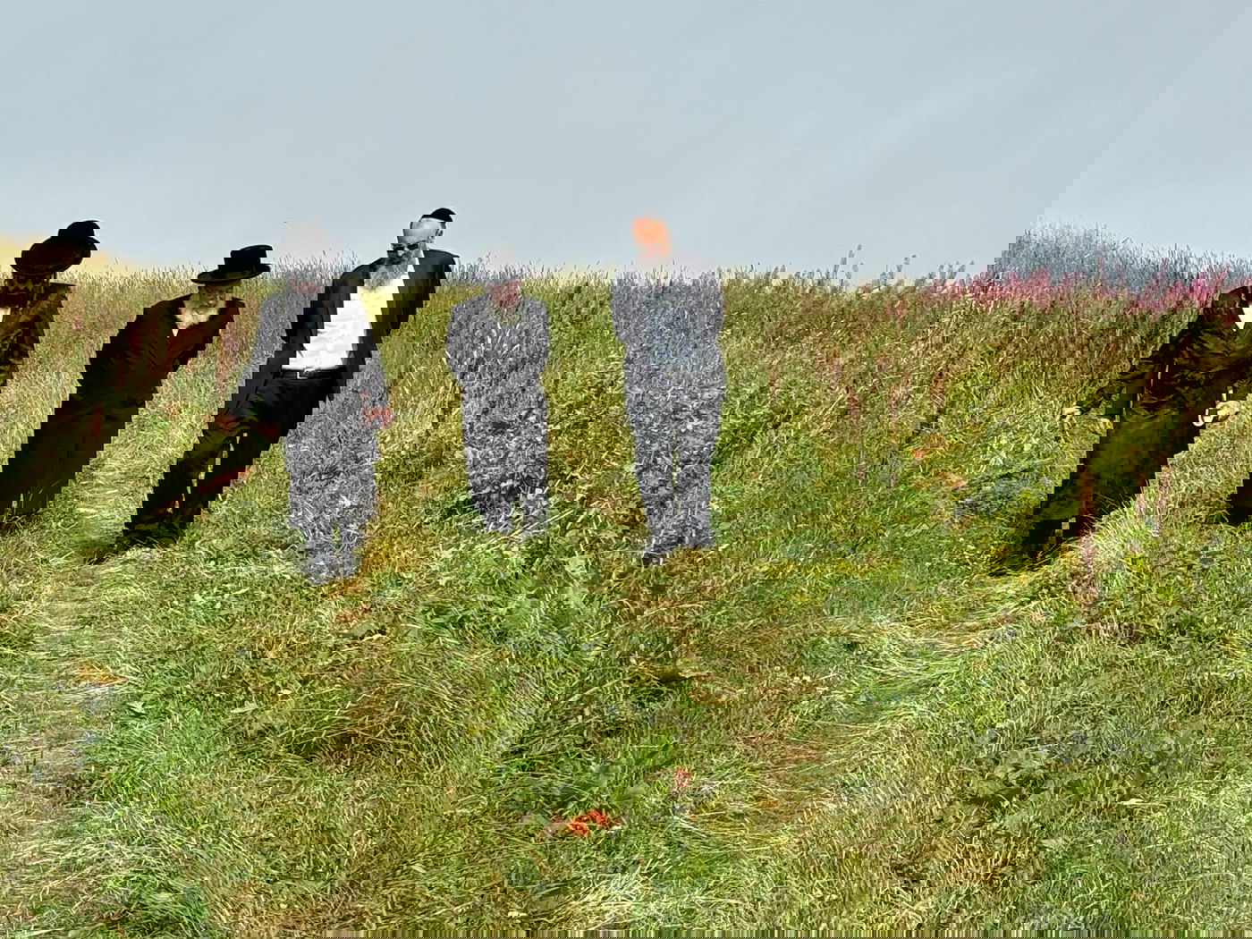 הגאב״ד עם בנו הגר״ב ווייס ואיש התקשורת יוסי אליטוב