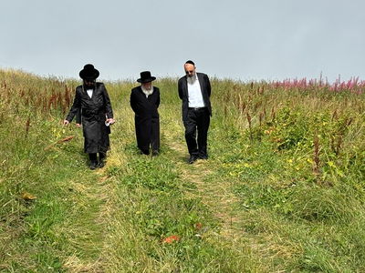 הגאב״ד עם בנו הגר״ב ווייס ואיש התקשורת יוסי אליטוב